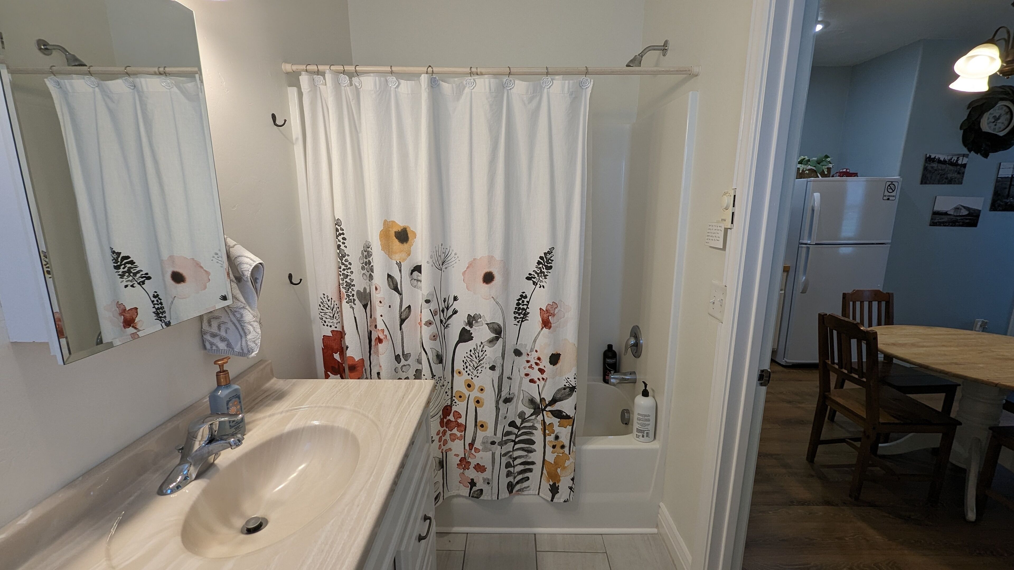 Private guest suite with kitchen and no cleaning fee 