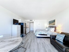 Smart TV, table tennis - Insta-Worthy-Prestigious ocean view studio,on the beach. Sought after balcony. (Sunny Isles Beach)