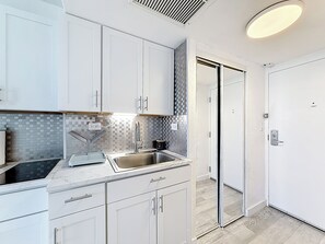 Fridge, microwave, coffee/tea maker, toaster - Insta-Worthy-Prestigious ocean view studio,on the beach. Sought after balcony. (Sunny Isles Beach)