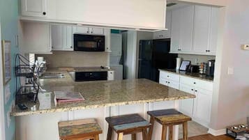 Geladeira, micro-ondas, fogão, cooktop