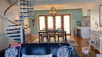 Smart-TV, DVD-Player, Bücher, Stereoanlage