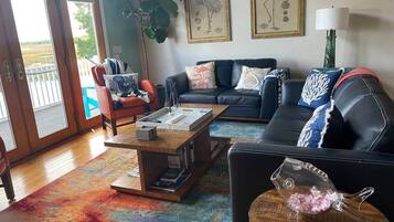 Televisor intel·ligent, reproductor de DVD, llibres i estèreo