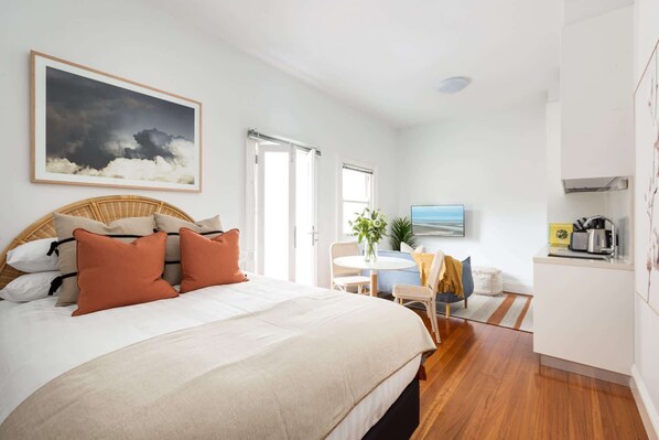 Desk, iron/ironing board, WiFi, bed sheets