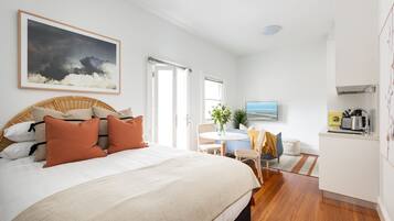 Desk, iron/ironing board, WiFi, bed sheets