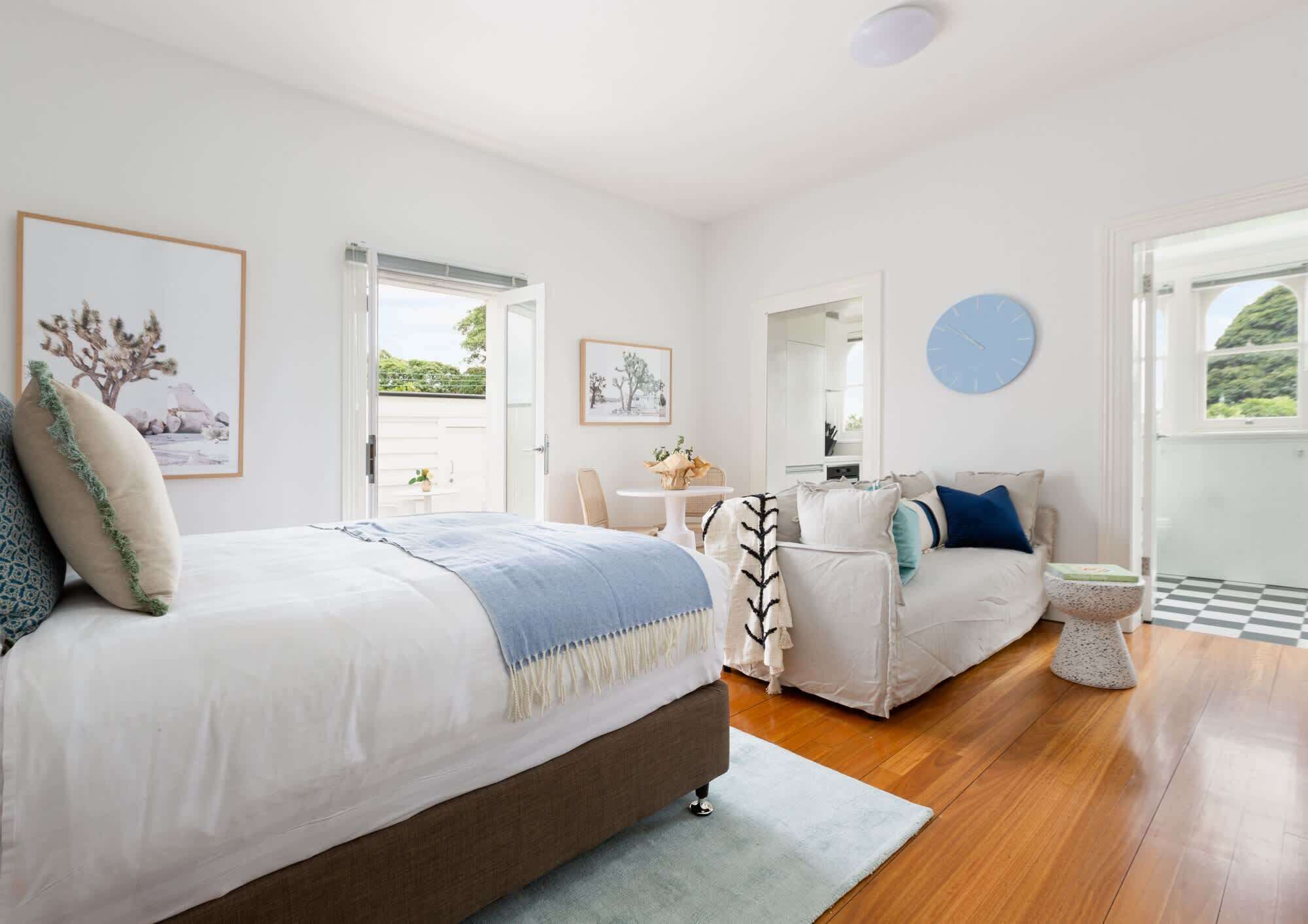 Desk, iron/ironing board, WiFi, bed sheets