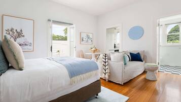 Desk, iron/ironing board, WiFi, bed sheets