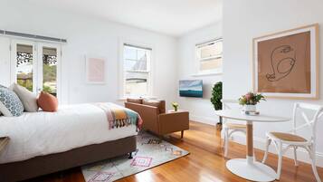 Desk, iron/ironing board, WiFi, bed sheets