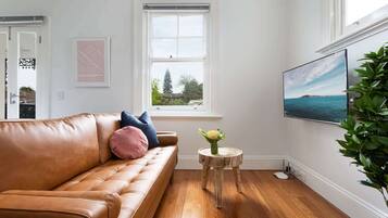 Flat-screen TV, Netflix, streaming services, offices