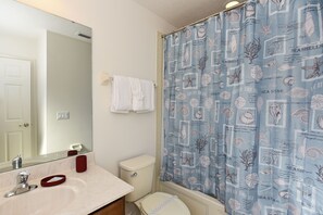 Kombination af bruser/badekar, hårtørrer, håndklæder, Toiletpapir