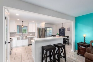 Fridge, microwave, oven, stovetop - Sunset @ ASU|Private Pool|Updated Kitchen+Baths (Tempe)