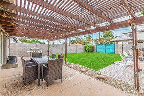 Outdoor dining - Sunset @ ASU | Pool, BBQ,  Game Room Near Campus (Tempe)