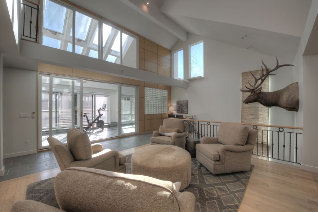 Heart of Vail Village - Walk to the Gondola - Includes Parking