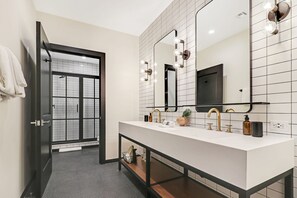 Departamento Deluxe, 5 habitaciones | Baño | Regadera, regadera tipo lluvia, amenidades de baño gratuitas 