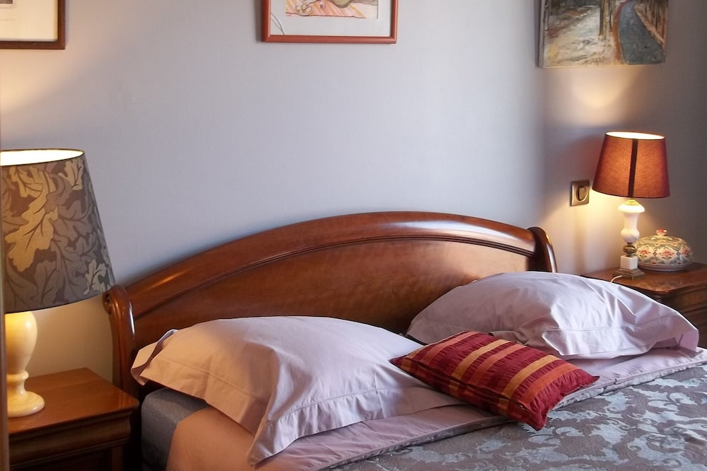 LUXURY BED AND BREAKFAST Heated private swimming pool, shower room and garden terrace