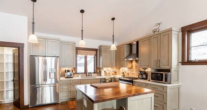 Luxurious Ski-in Ski-out Home in Arrowhead community
