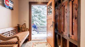 TV connectée, cheminée, chaîne hi-fi