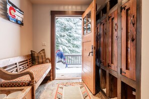 Smart TV, fireplace, stereo