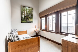 4 bedrooms, desk, iron/ironing board, free WiFi