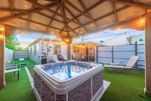 4BR 2BA Home Jacuzzi Mins from The UofA & Downtown