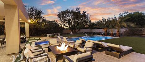 Een buitenzwembad en een verwarmd zwembad