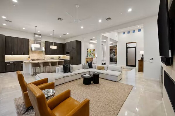 Smart TV, fireplace, table tennis, stereo