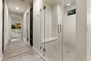 Combined shower/bathtub, hair dryer, towels, soap - Sleek Paradise Valley Escape with Resort Pool and Indoor Outdoor Flow (Paradise Valley)