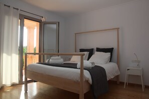 4 bedrooms, iron/ironing board, free WiFi, bed sheets