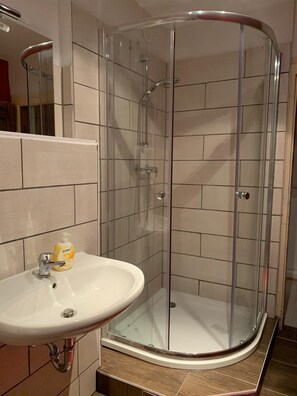 Een douche, een haardroger, handdoeken, zeep