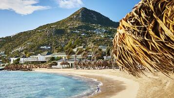 En la playa, arena blanca, snorkel, bar en la playa
