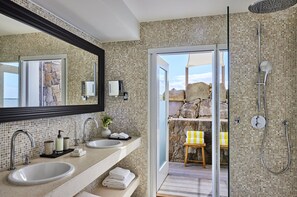 Suite (Lagoon) | Baño | Amenidades de baño gratuitas, secadora de cabello, batas, pantuflas 