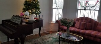 Downtown GR apartment on Medical Mile, covered front porch cross from  Coit Park