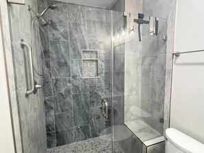 Badewanne, Haartrockner, Handtücher