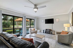 TV, offices - 802 Harbourmaster Villa Pool, Golf View, Bike to Beach (Hilton Head Island)