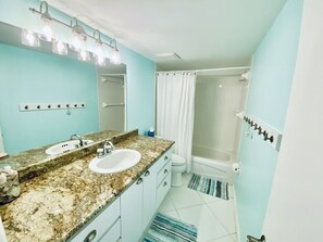 Combined shower/tub, hair dryer, towels