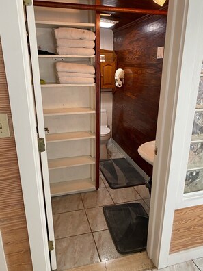 Combined shower/bathtub, hair dryer, towels, toilet paper - Dante's Marina Townhouse 2 bed 1.5 bath unit with a 5 minute walk to Duval! (Key West)