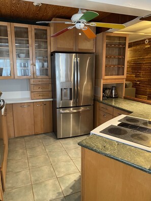 Fridge, microwave, oven, stovetop - Dante's Marina Townhouse 2 bed 1.5 bath unit with a 5 minute walk to Duval! (Key West)