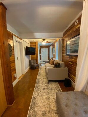 TV, music library - Dante's Marina Townhouse 2 bed 1.5 bath unit with a 5 minute walk to Duval! (Key West)