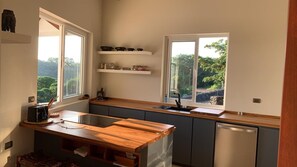 Geschirrspüler, Toaster, Esstisch, Kücheninsel