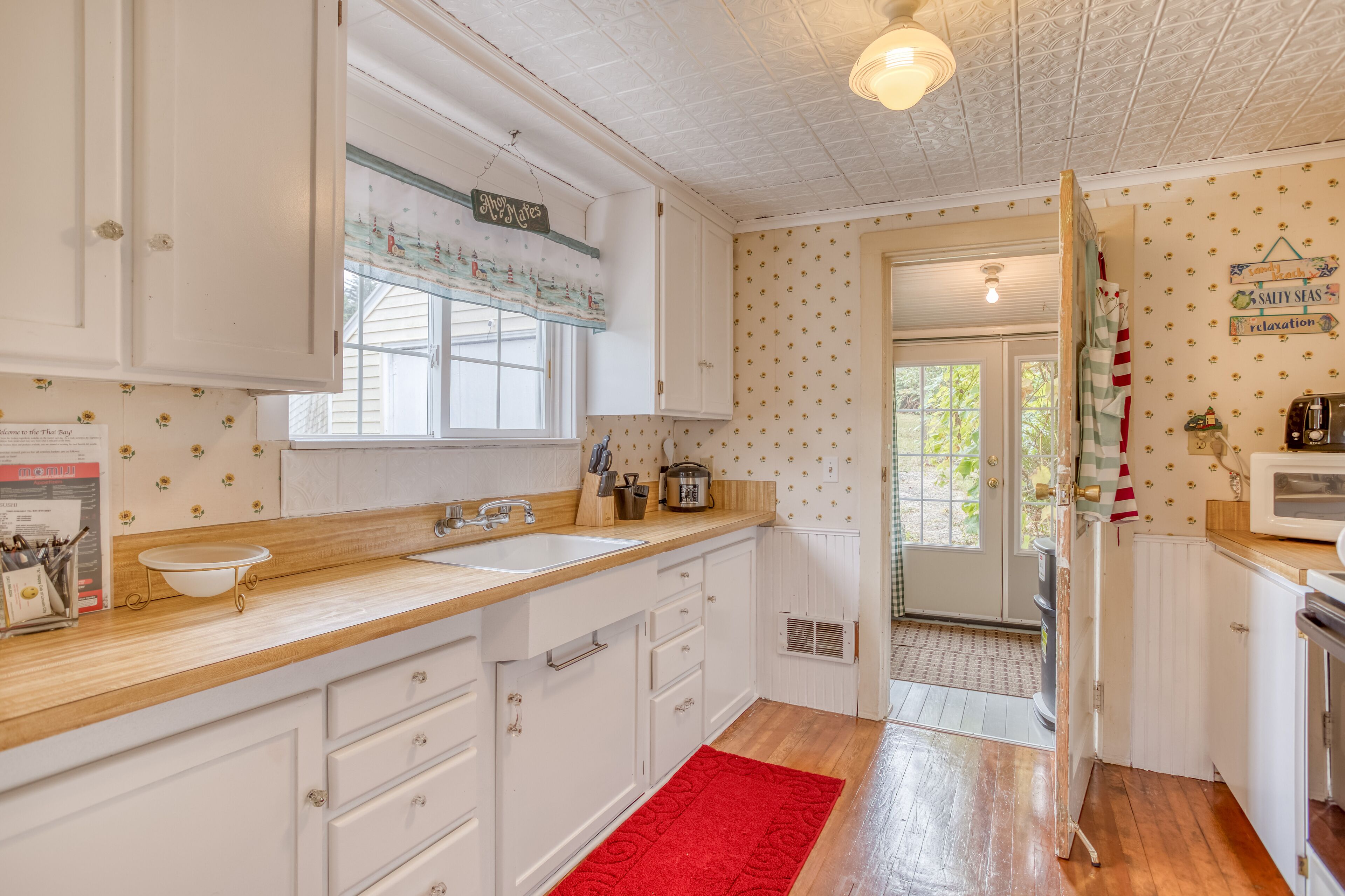 Centrally Located One Bedroom Beach Cottage w/ Bonus Loft!