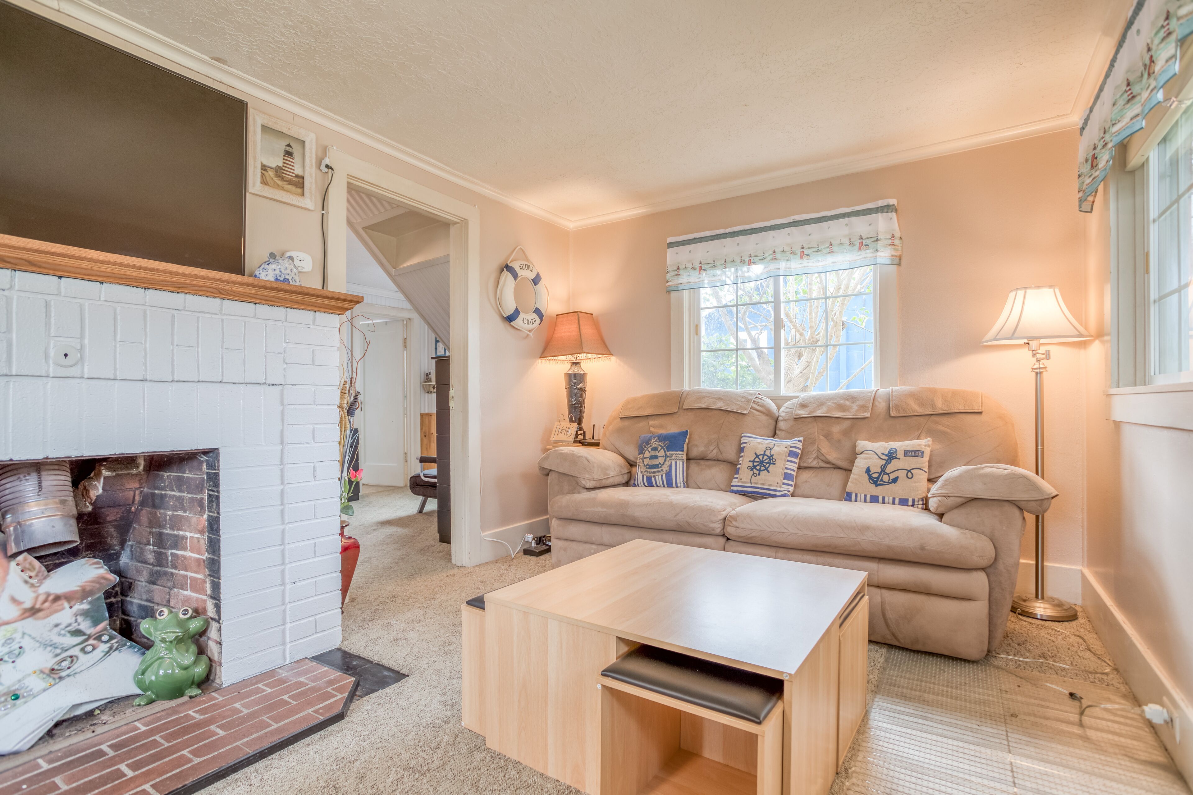 Centrally Located One Bedroom Beach Cottage w/ Bonus Loft!