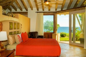 5 quartos, ferros/tábuas de passar roupa, acesso à internet