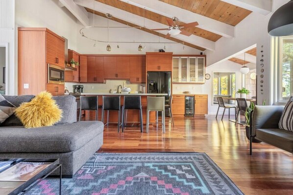 Smart-TV, Kamin, Videospiele, Bücher