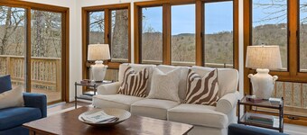 Charming newly renovated cottage, incredible mountain views, walk to town