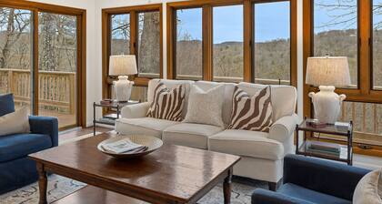 Charming newly renovated cottage, incredible mountain views, walk to town