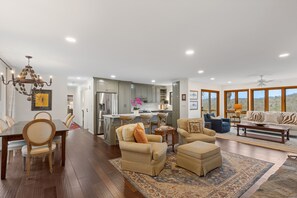 智能電視、壁爐、書籍