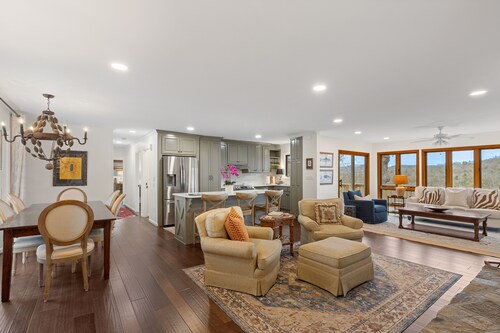 Charming newly renovated cottage, incredible mountain views, walk to town