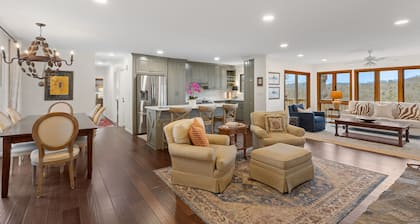 Charming newly renovated cottage, incredible mountain views, walk to town