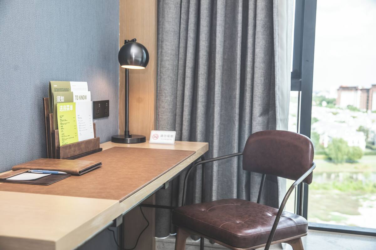 Deluxe-Zimmer, 2 Doppelbetten | Minibar, Zimmersafe, Schreibtisch, schallisolierte Zimmer