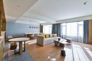 クラブ スイート キングベッド 1 台 (Living Area) | 高級寝具、羽毛の掛け布団、ピロートップベッド、ミニバーのアイテム (無料)