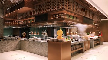 Daily buffet breakfast (CNY 158 per person)